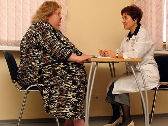 Alla consultazione di un flebologo, un paziente con vene varicose causate dall'obesità