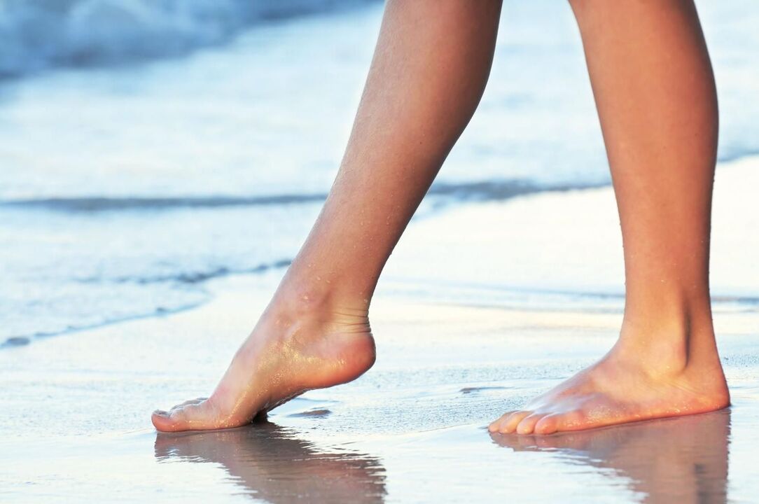 Prevenzione delle vene varicose camminare sull'acqua a piedi nudi